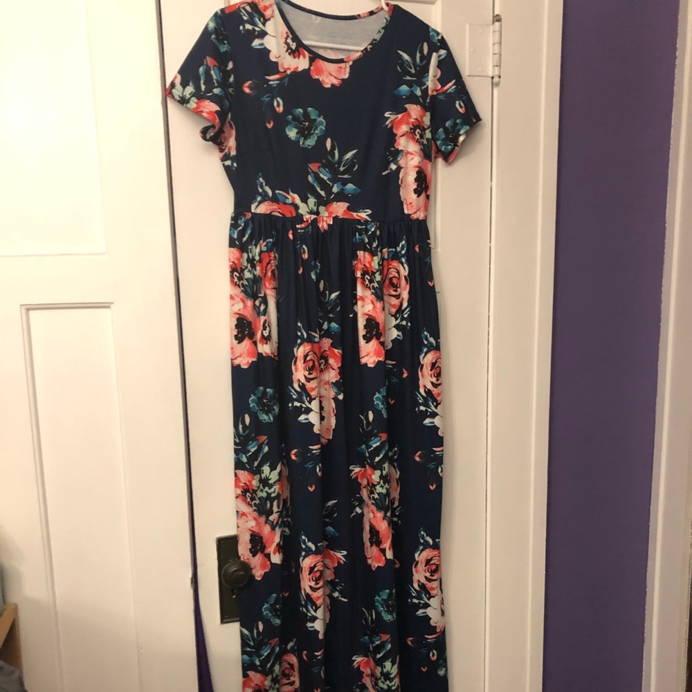 Short sleeved floral dress WITH POCKETS!